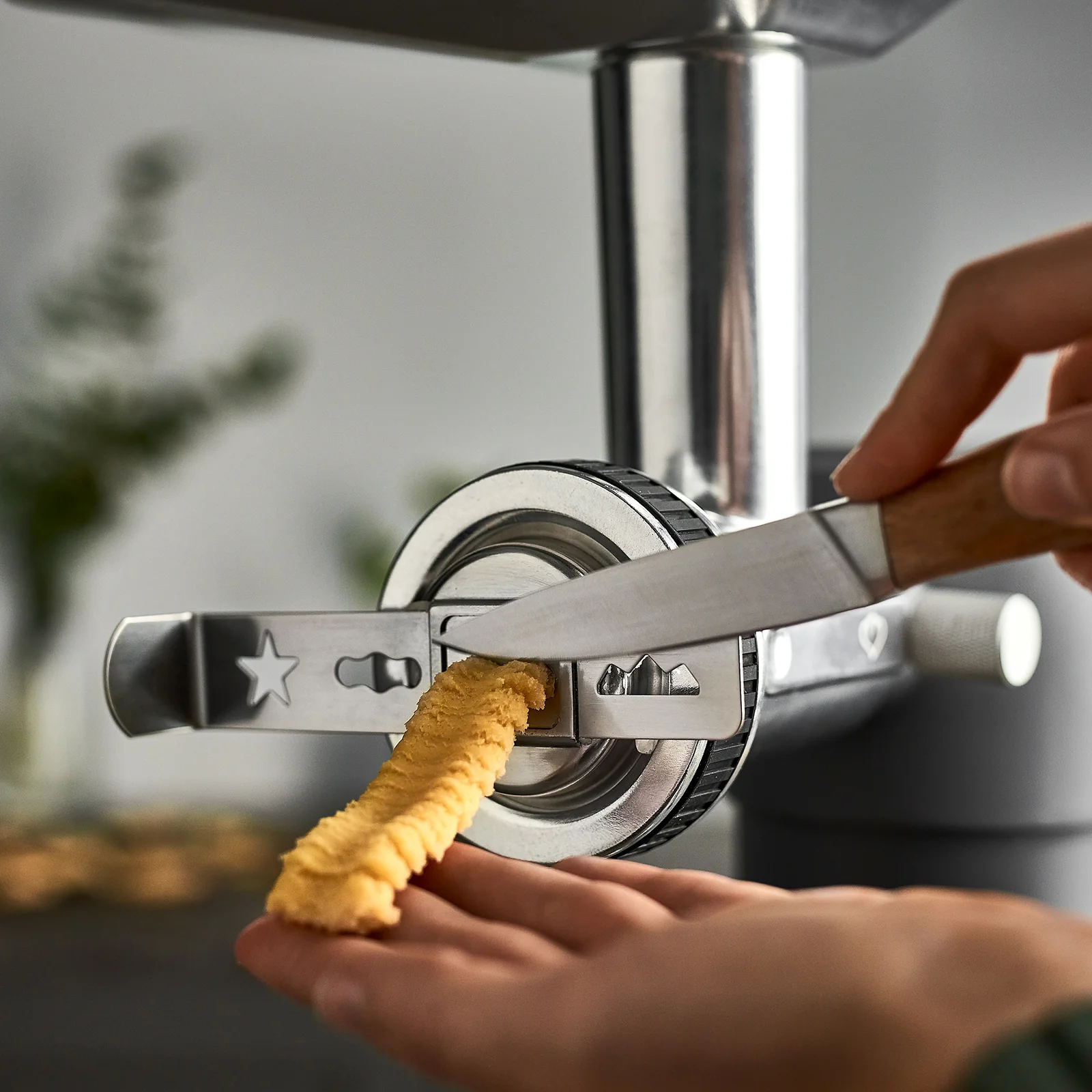 Küchenmaschine Karla Fleischwolfaufsatz inkl. 3 Lochscheiben, Wurst-, Kebbe-, Spritzgebäckvorsatz - Image 8